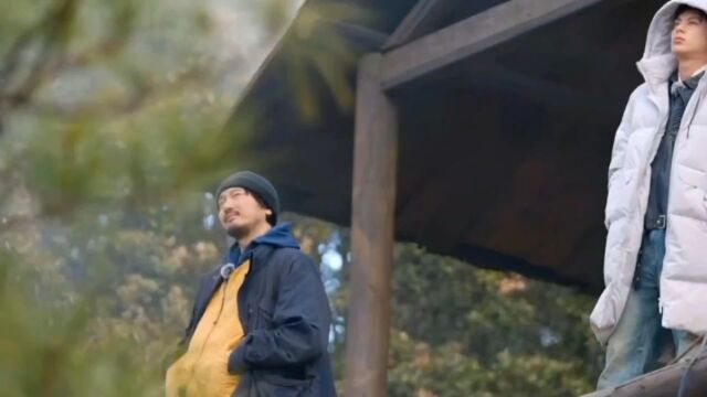 王鹤棣和王传君看日照金山,是每一帧都可以单壁纸