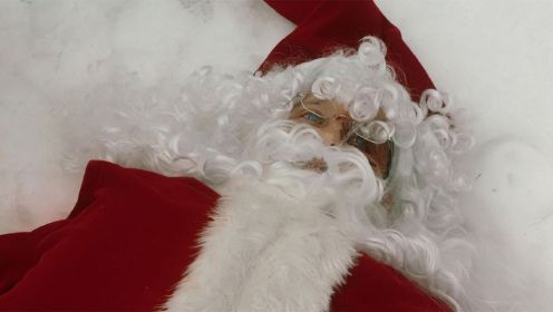 圣诞老人被锯断双腿惨死雪地，腰子部位被连捅数刀《圣诞夜惊魂》