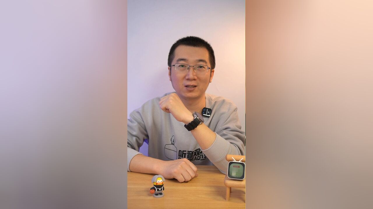 专注健康,华硕 VivoWatch5,可以监测血氧心率,内置五大定位系统