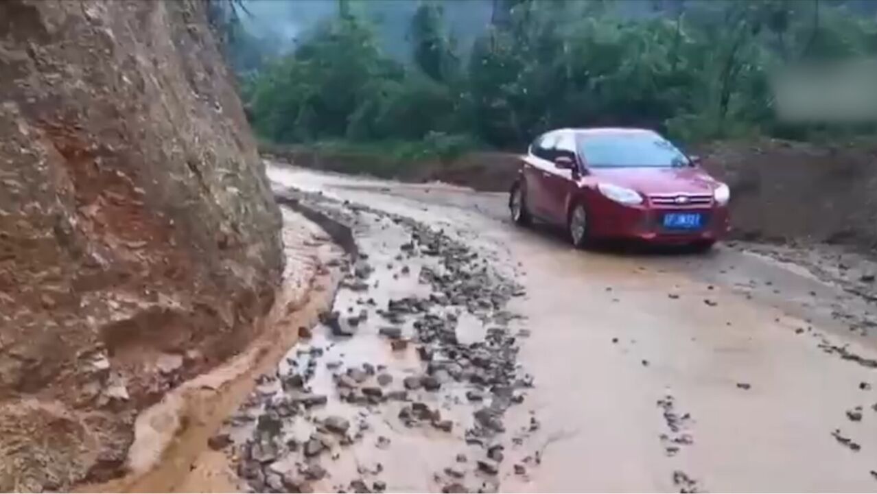 云南峨山 :洪水阻断村庄道路,有车辆被困