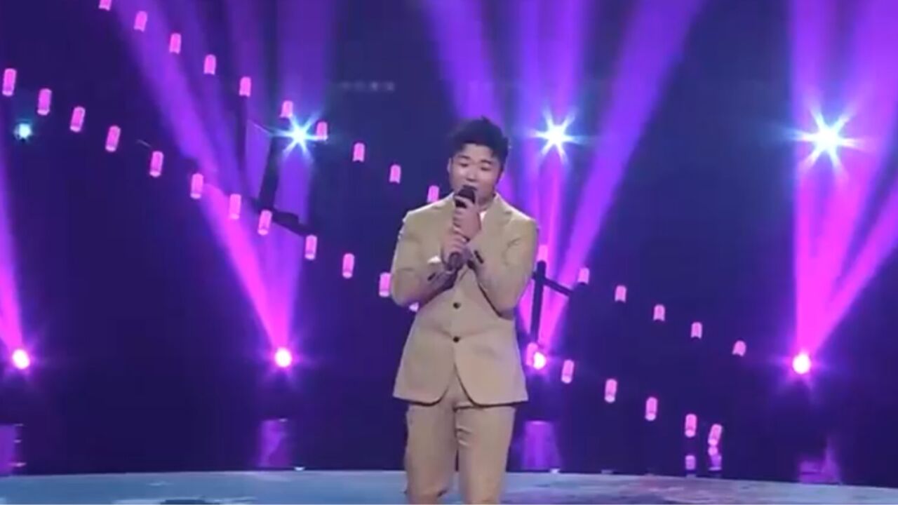 歌手白小白演唱《最美情侣》,曲调欢快,唱出爱情的甜美