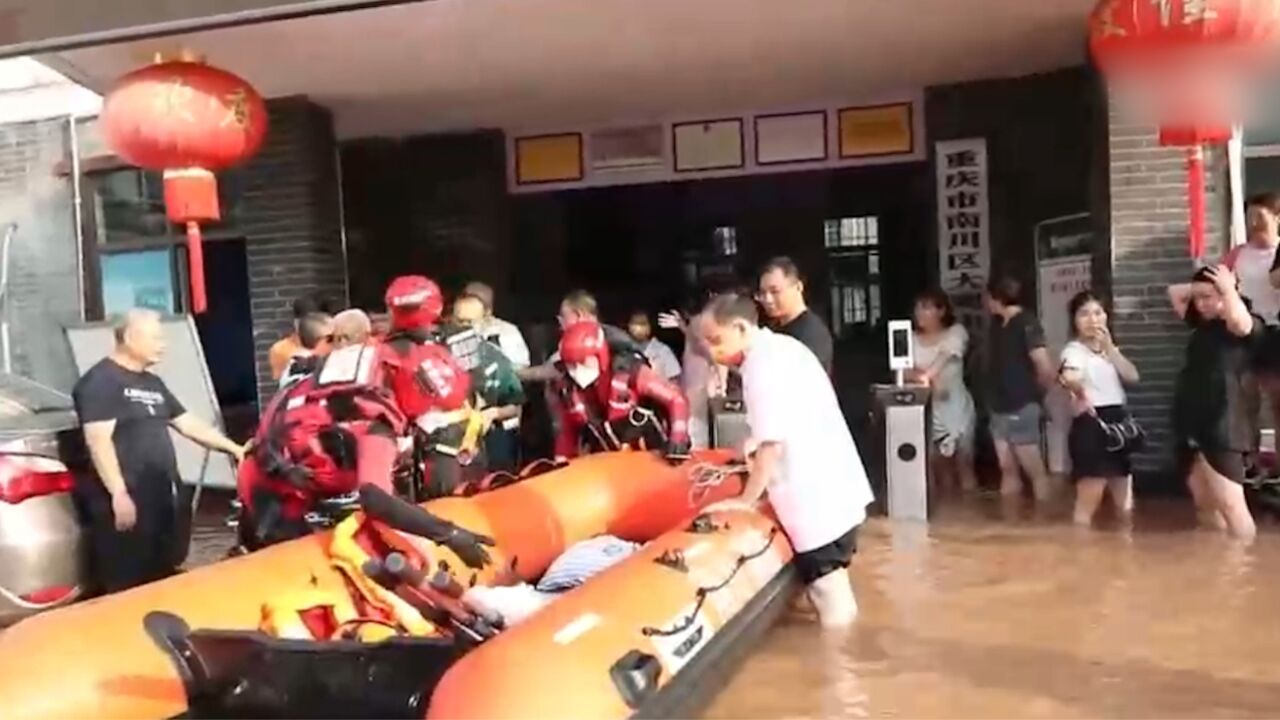 重庆南川 :强降雨致部分民房被淹,村民紧急撤离