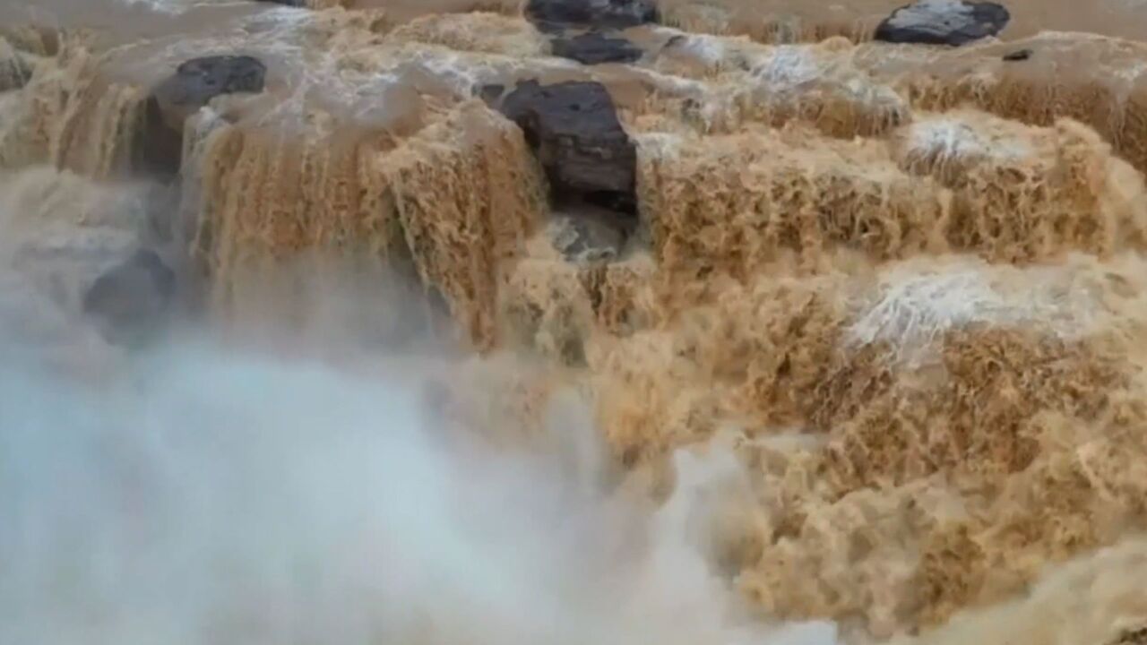 初秋壶口瀑布迎“水底生烟”景观:巨浪注入谷底 激起团团水雾烟云