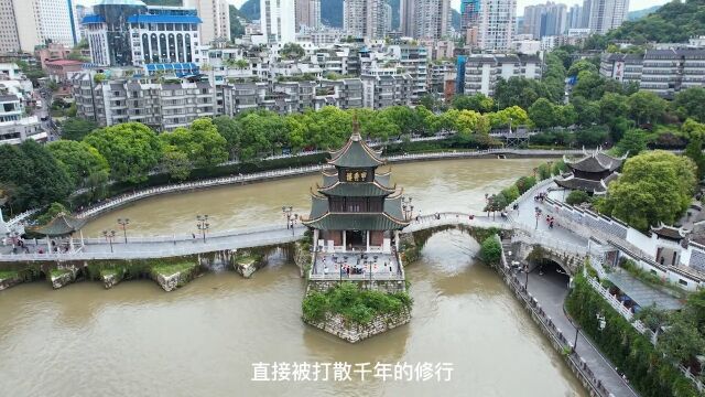 在贵阳的南明河之中,发现一块神秘巨石,长约8米,宽3米,巨石从中间断裂,不知是何原因,巨石周边绑满了轮胎!历史古迹神秘人文历史贵阳