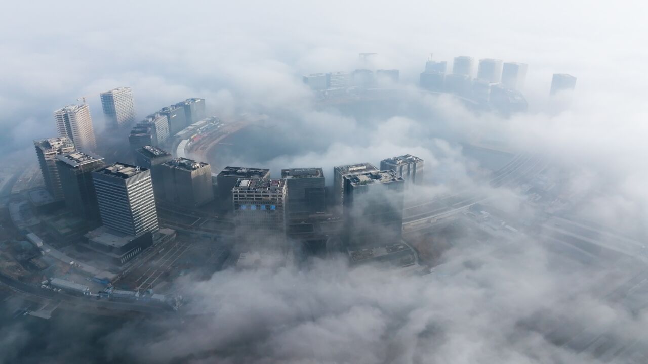 郑州突现平流雾景观,云雾缭绕中一起跨越新一年