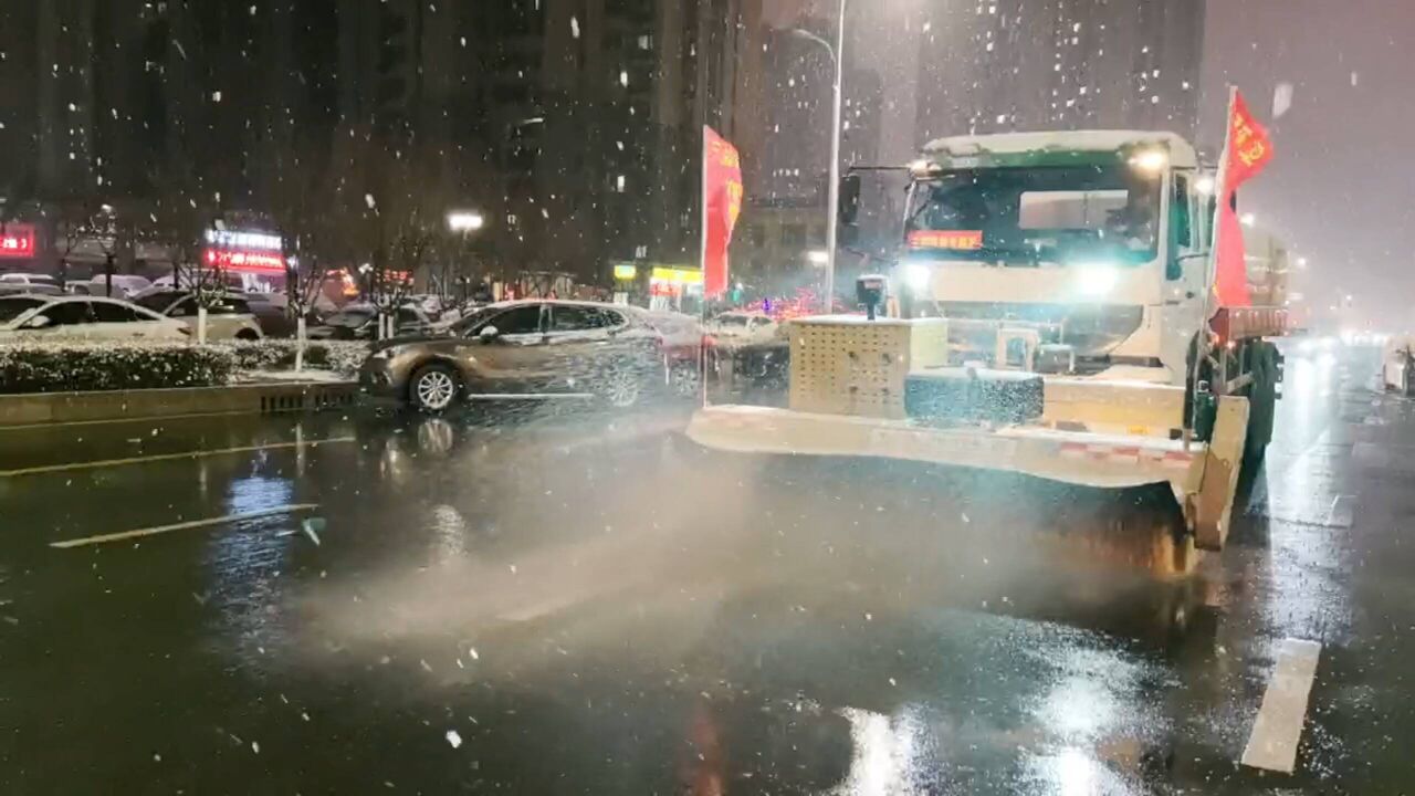 临沂迎来降雪天气 城管等部门迅速响应 保障市民出行安全