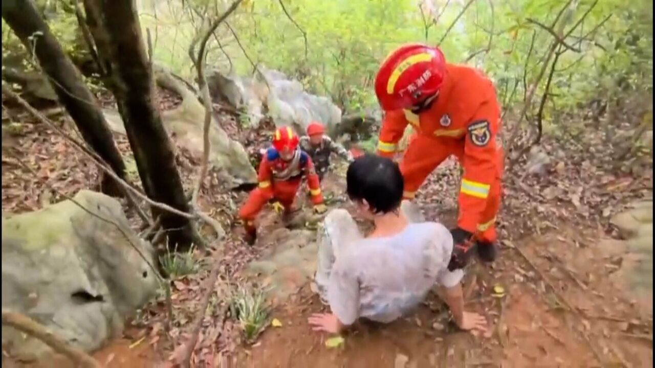 大学生被困峭壁,肇庆消防空投补给再救援