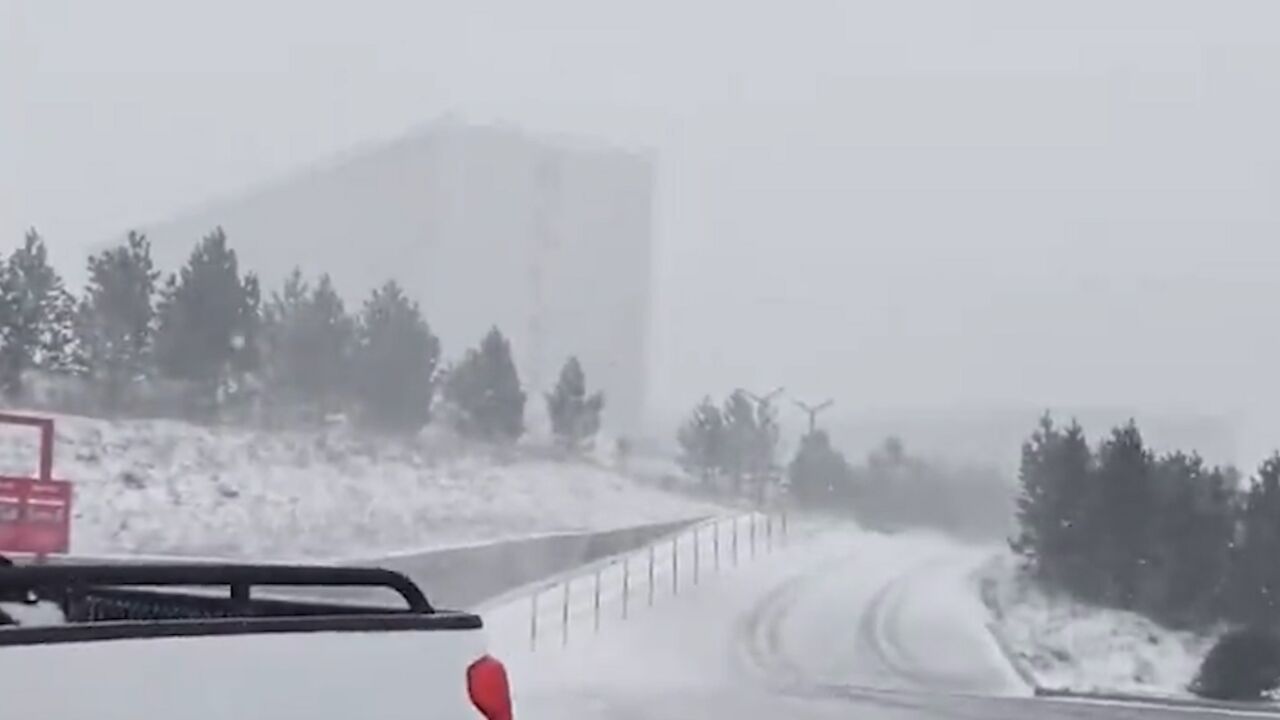 内蒙古克什克腾旗五月飘起大雪 大地一片银白