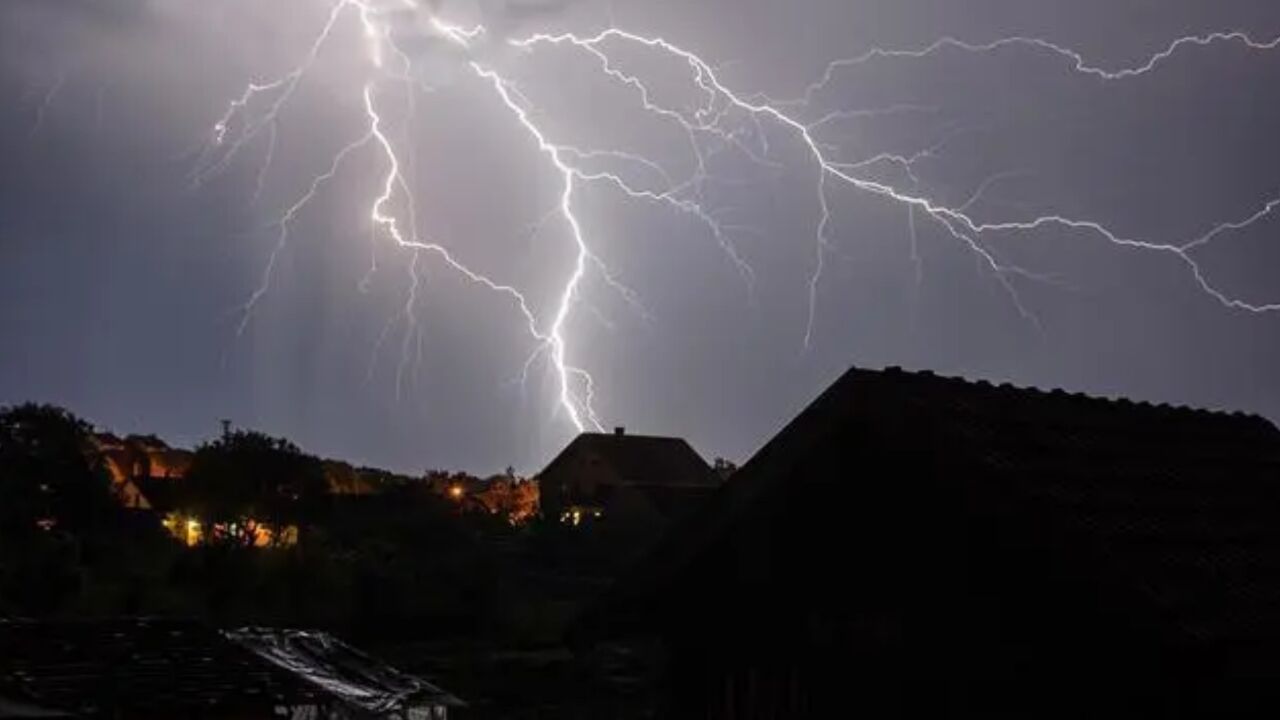 雷阵雨+大风!北京发布雷电蓝色预警