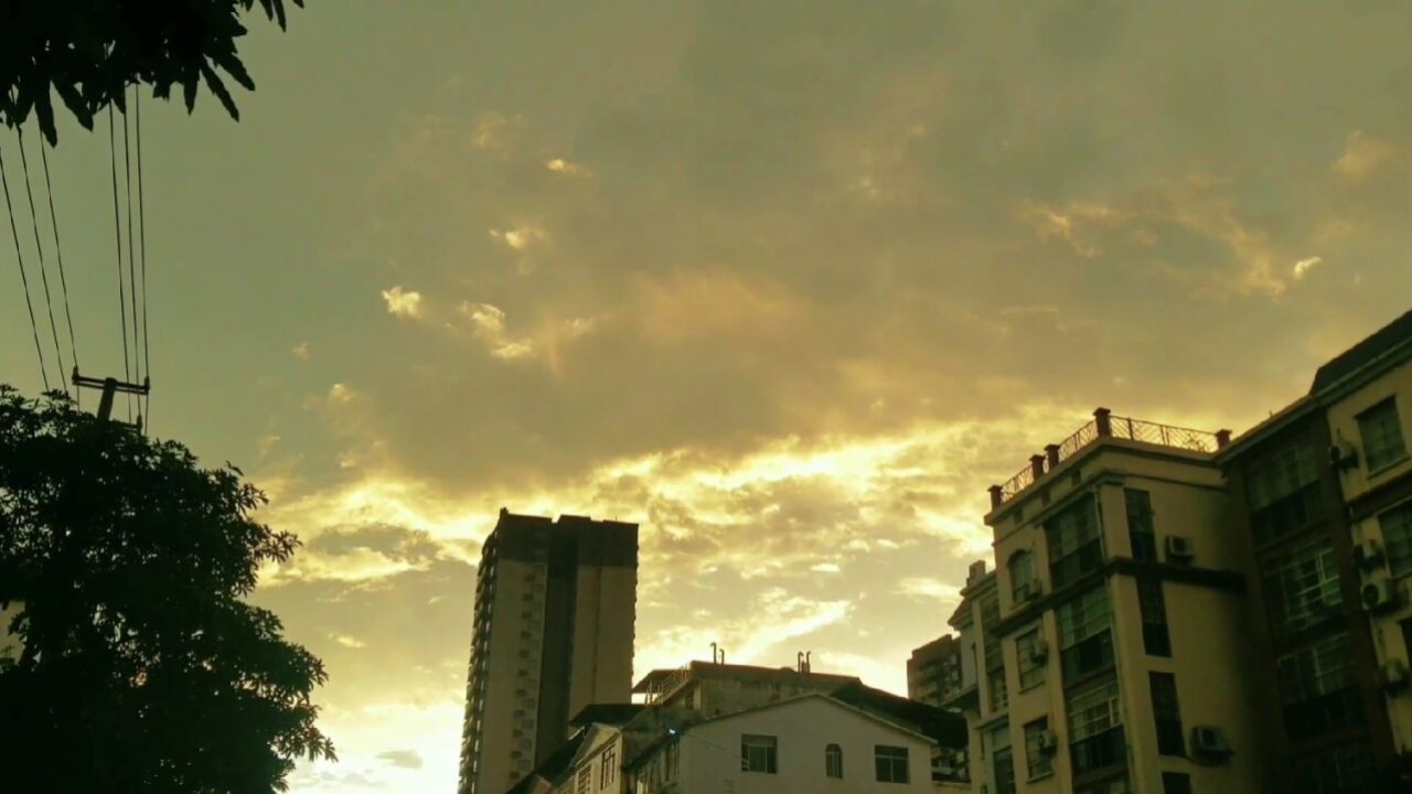 广西壮族自治区百色市田东县雨后晴空现霓虹 浩瀚天际霞光万道金云连绵秀美倾心美如画卷