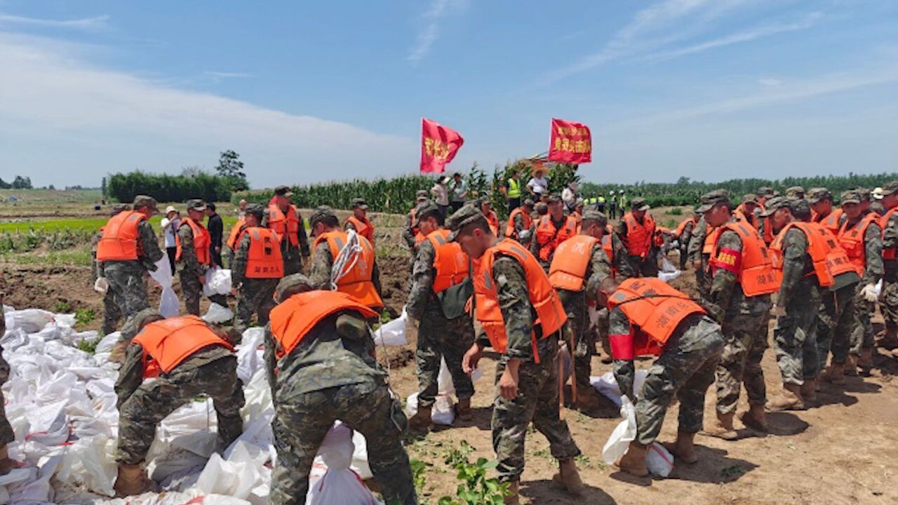 湖南岳阳华容县钱团间堤堤坝发生多处管涌险情 武警民兵已赶赴现场处置