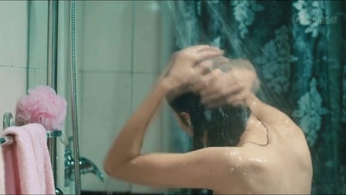 精彩片段：裸妆美女遭遇浴室夜惊魂