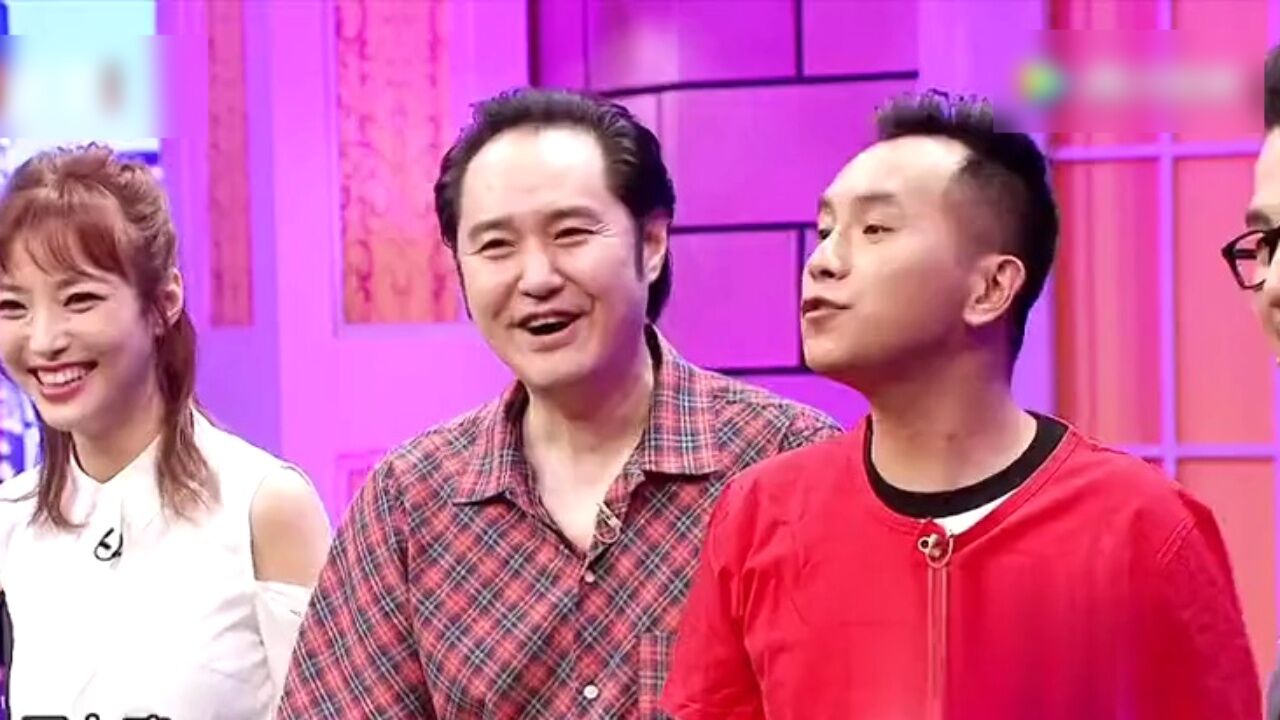 相声演员齐登台,现场欢乐笑不停,谁看谁开心