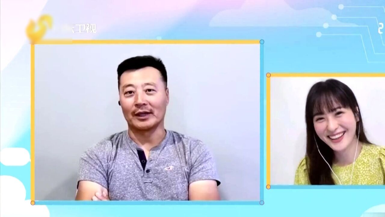 简莉纹自称小时候会穿姐姐的衣服,涂妈妈的口红