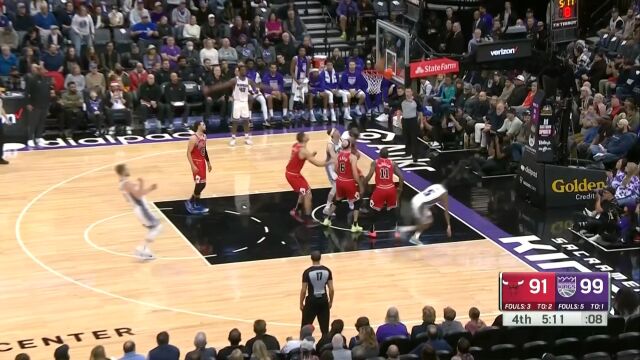 神奇的一刻！福克斯失去重心随手一抛稳稳落袋