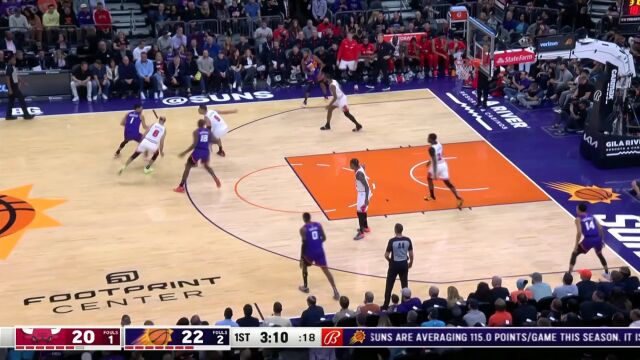 单枪匹马挑战群雄 布克无视公牛三人拦截干拔中投开火