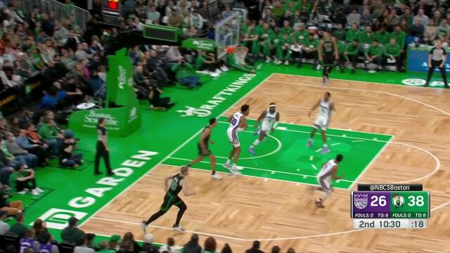 给塔图姆看得原地愣神！戴维斯脑后传球梅图双手暴扣