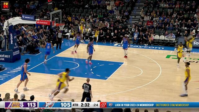 神奇表演惊艳众人 里夫斯突破拉杆上篮躲开威廉姆斯防守