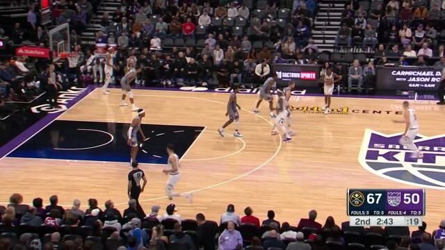 跑起来就是一马平川 约基奇马踏敌营轻松上篮