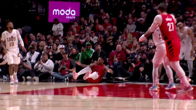 冲击力依旧无解 利拉德突破顶开艾伦上篮得手