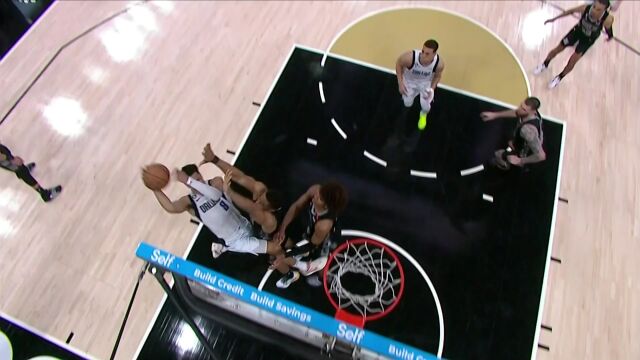 飞身突破无视防守 格林无视长臂干扰打板上篮完成2+1