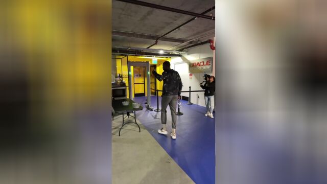 大通中心地库豪车云集 库里汤普森等悉数抵达主场