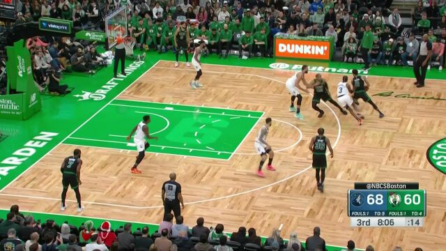 强硬突破内线得手 怀特顶开拉塞尔篮下打板命中