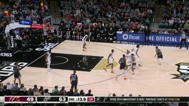 全是技术没有感情 约翰逊突破挑篮高抛打进