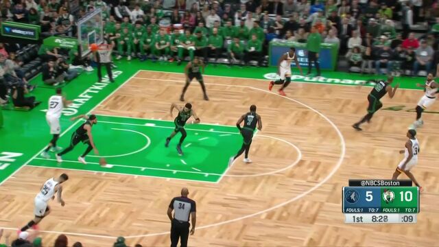 抢断反击一条龙 怀特无视两人拦截突破上篮得手