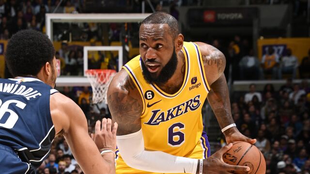 詹姆斯vs独行侠集锦 外线失准转内线打法砍24+16+9