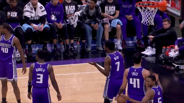 所到之处寸草不生 伍德横冲直撞迎着防守强投命中还有加罚