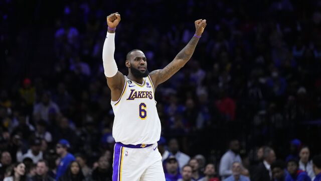 詹姆斯vs费城集锦 全场32+4+6全面发挥无力回天