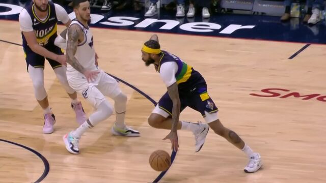 油门一踩谁都不爱 英格拉姆直驱篮下举火烧天