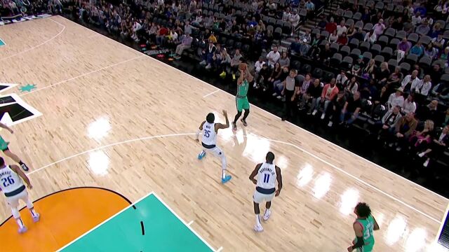 琼斯反击回传 约翰逊跟进接球三分穿针