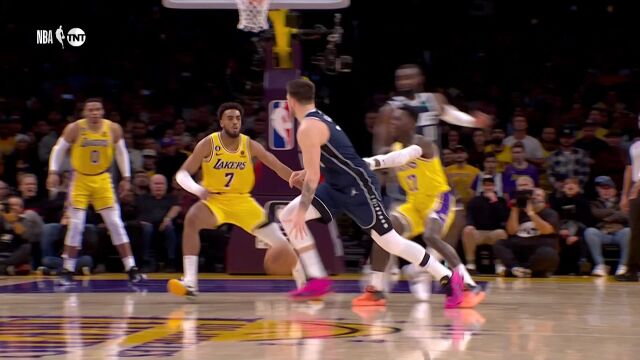 又是东契奇！东契奇手起刀落再中大心脏三分