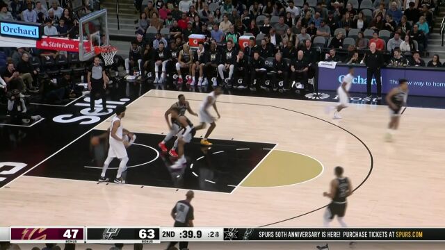 一脚油门踩到底 米切尔信马由缰飘逸上篮