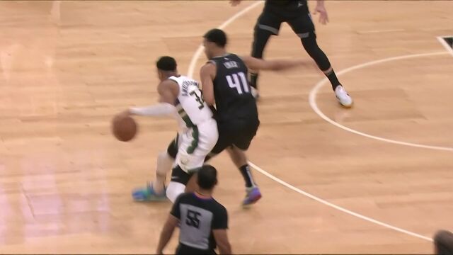 以一敌三又有何妨？字母哥长臂一伸挑篮得手