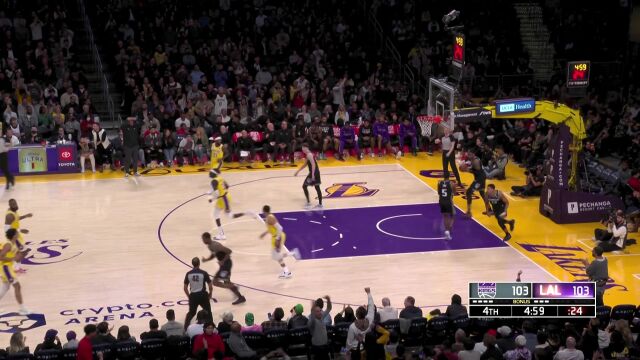 脱手了再抢回来 威斯布鲁克篮下1v2打中关键球