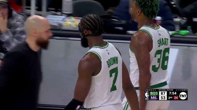 东部榜首大战强度拉满！米德尔顿防守被撞到面部口吐鲜血
