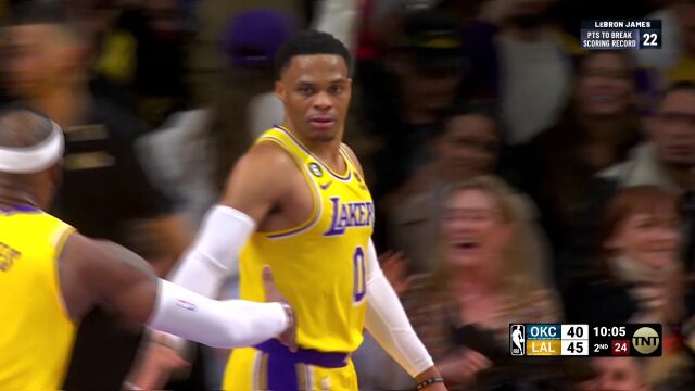 不好意思大哥我刹不住了 威少抢断反击暴扣一条龙