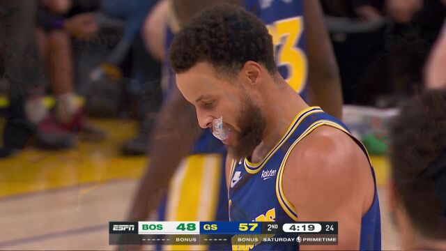 接着奏乐接着舞！库里飚中3+1后跳起魔性庆祝舞蹈