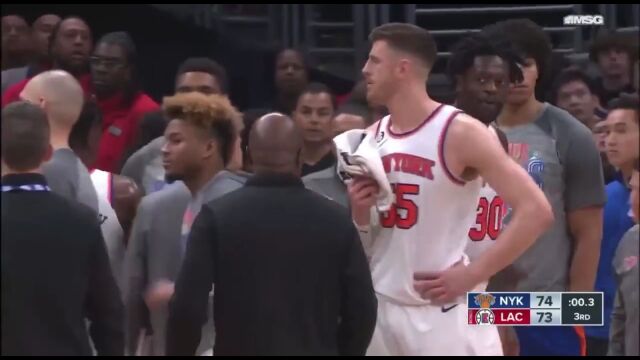 心态崩了！ 兰德尔肘击普拉姆利情绪失控被锡伯杜一把搂住