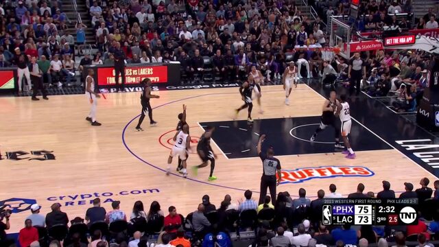 十八般武艺全用上！布克极限救球杜兰特空中拉杆上篮秀翻全场