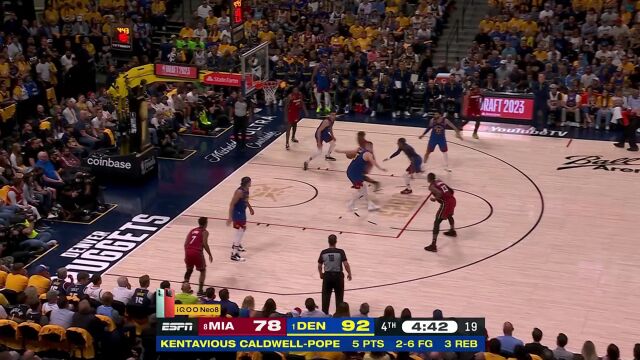 真正的球场硬汉！ 阿德巴约击地妙传巴特勒双手暴扣