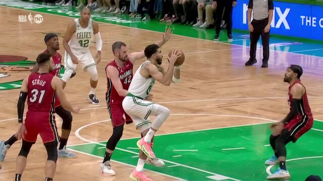 一枝独秀！塔图姆突破打板抛投+急停跳投予取予求