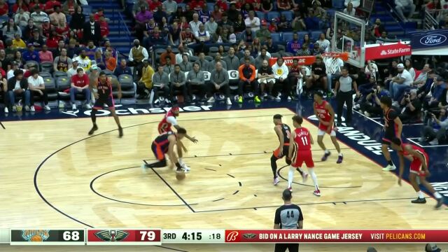 格雷姆斯抢断后持球推进 助攻底角的奎克利三分稳稳命中