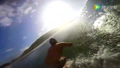 极限冲浪！牛人翻滚在浪花里