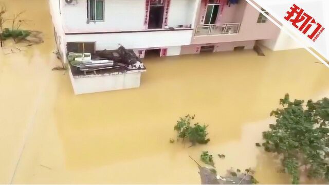 实拍:广东云浮多地成泽国 学校篮球场被淹水位接近篮板