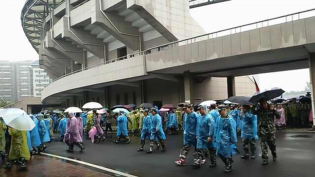 求雨得雨!军训遇大雨,学校发雨衣