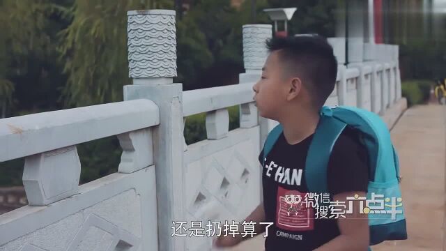 小孩考试考零不敢告诉爸爸,将试卷扔到河里被老爸打屁股!